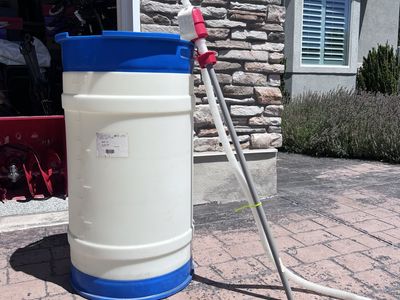 30 Gallon Water Storage w/ Hand Pump