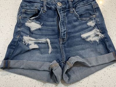 American Eagle Outfitters Women's Distressed Denim Shorts Size 4 - Next Level Stretch
