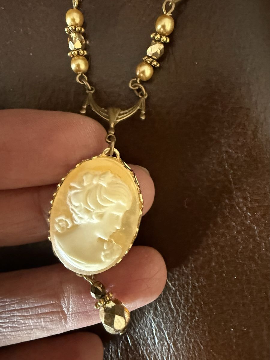 Beautiful Earlooms brand cameo necklace 14”