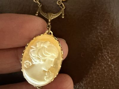 Beautiful Earlooms brand cameo necklace 14”
