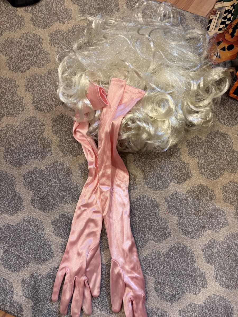 Halloween Costume Marilyn Monroe wig and pink gloves