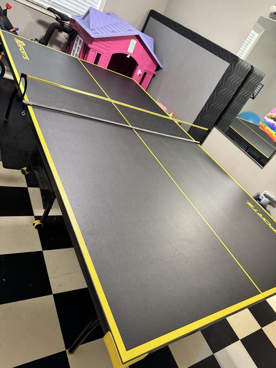 Ping pong table (like new)