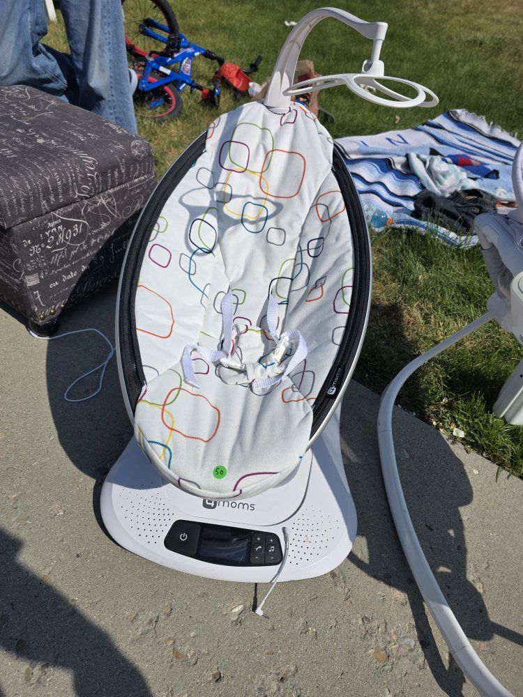 4moms mamaRoo 4.0 Baby Swing/Bouncer - Multi-Motion, Bluetooth Enabled, Gently Used