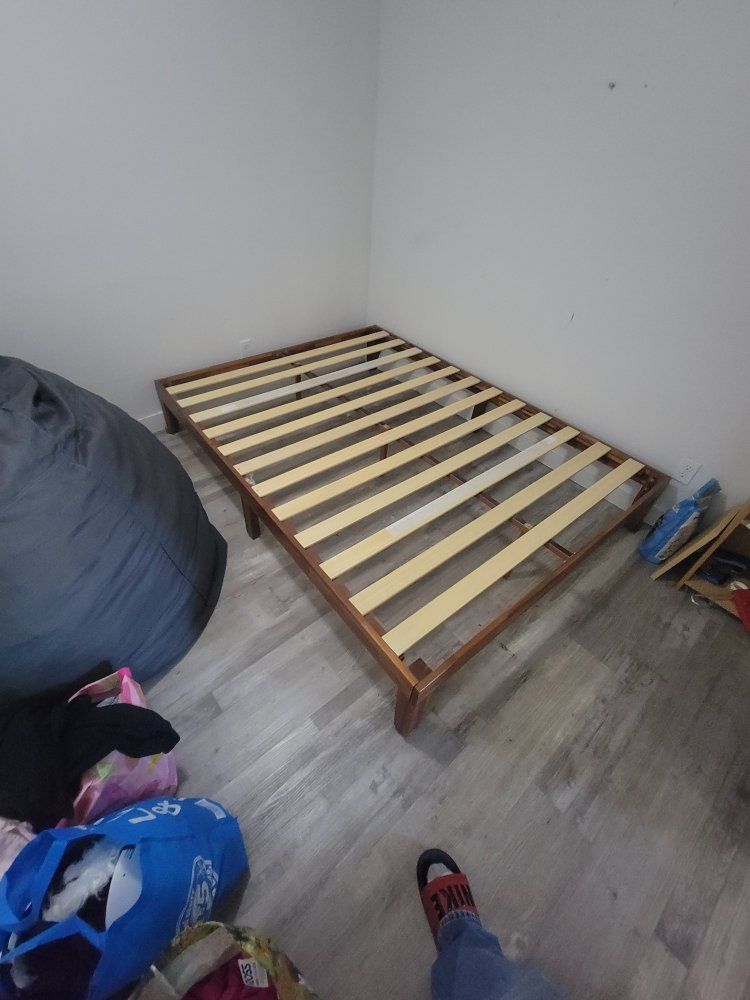 bed frame queen size