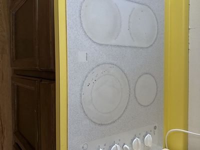 GE Profile 4-Burner Electric Cooktop in White, Used