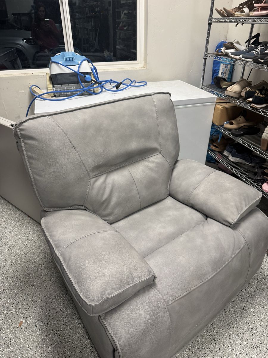 LARGE RECLINER GRAY LEATHER