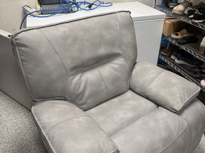 LARGE RECLINER GRAY LEATHER