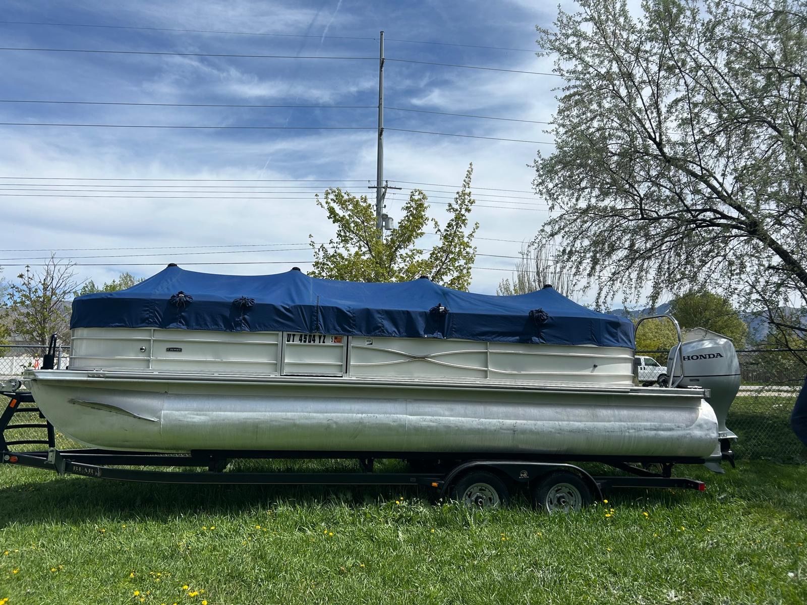 PONTOON BOAT 2019 TRIFECTA 24 FT, GOOD CONDITION