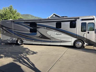 2020 Thor Aria 4000 - Amazing condition - Sleeps 10
