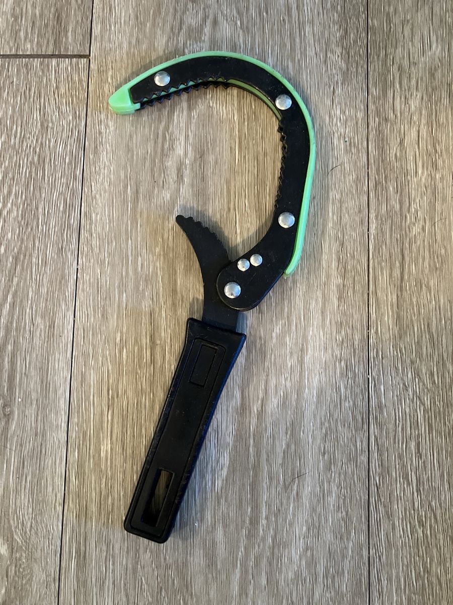 Adjustable jaw-grip oil filter wrench
