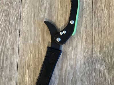 Adjustable jaw-grip oil filter wrench