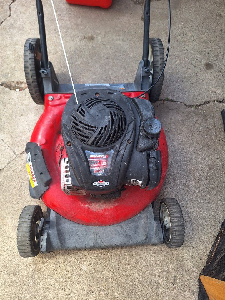 Yard Machines Push Lawn Mower Briggs & Stratton Engine