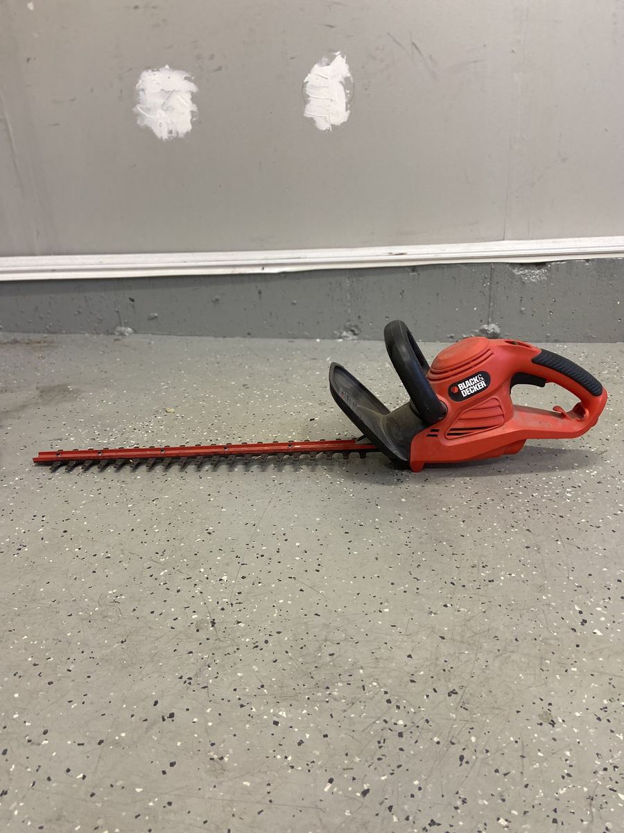 Electric Hedge Trimmer 22" + 25ft Extension Cord - Black & Decker
