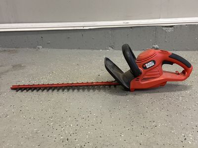 Electric Hedge Trimmer 22" + 25ft Extension Cord - Black & Decker