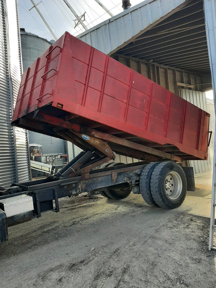 1990 Ford L9000 grain truck