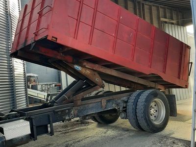 1990 Ford L9000 grain truck