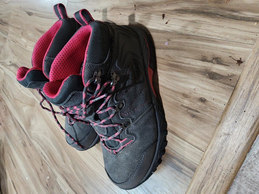 Women's hiking boots, size 9