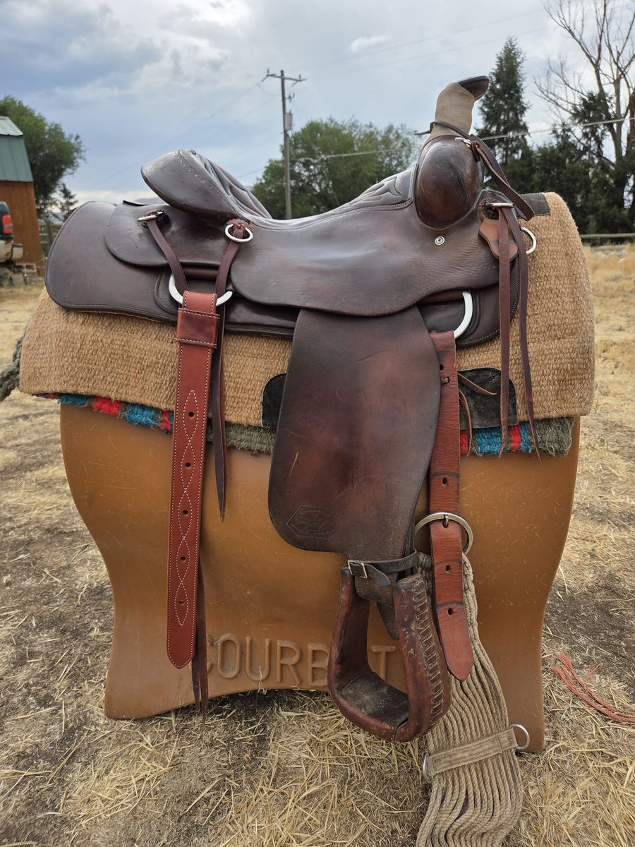 15" used Mike Schultz Custom Ranch Saddle, 9" Gullet,  set up for the mountains