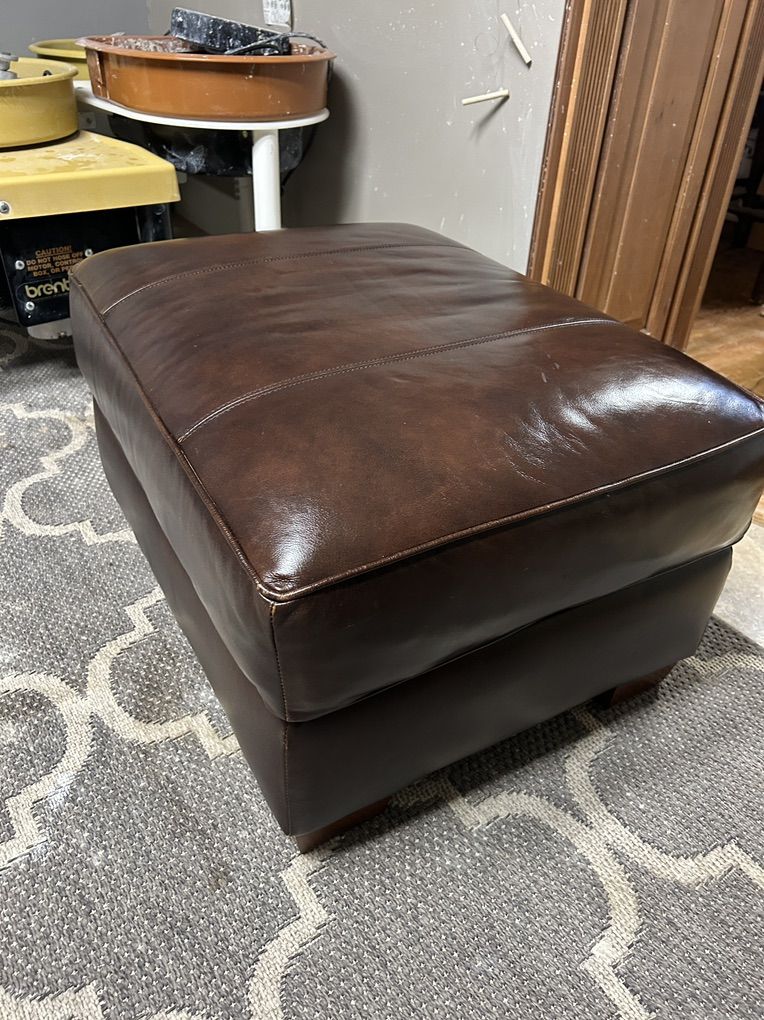 leather ottomon