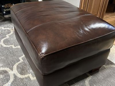 leather ottomon
