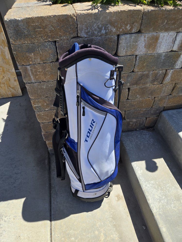 Golf bag with stand and shoulder straps