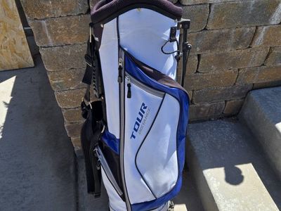 Golf bag with stand and shoulder straps