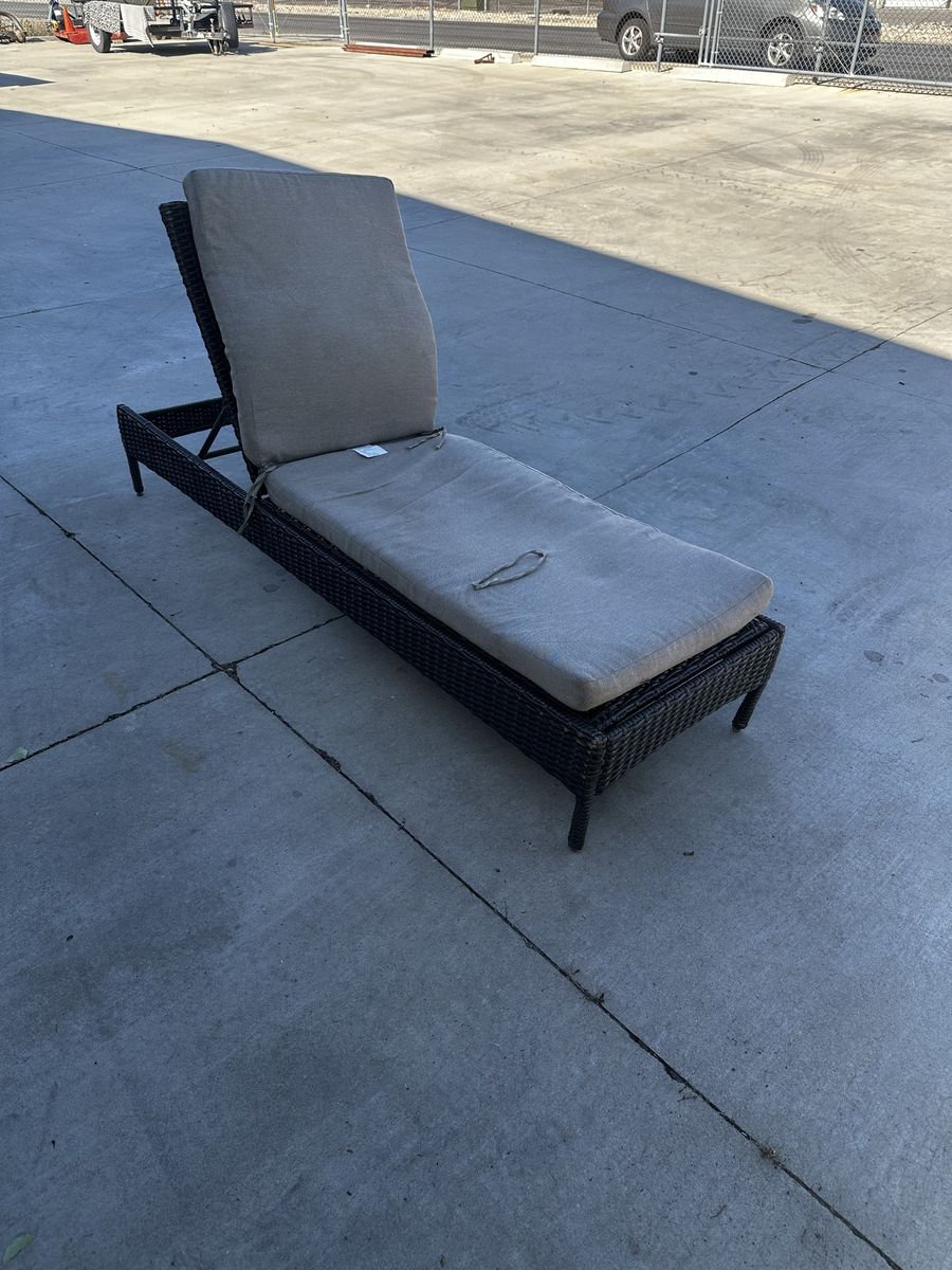 Target Stores Brown Wicker Outdoor Chaise Lounge with Cushion - New in Box
