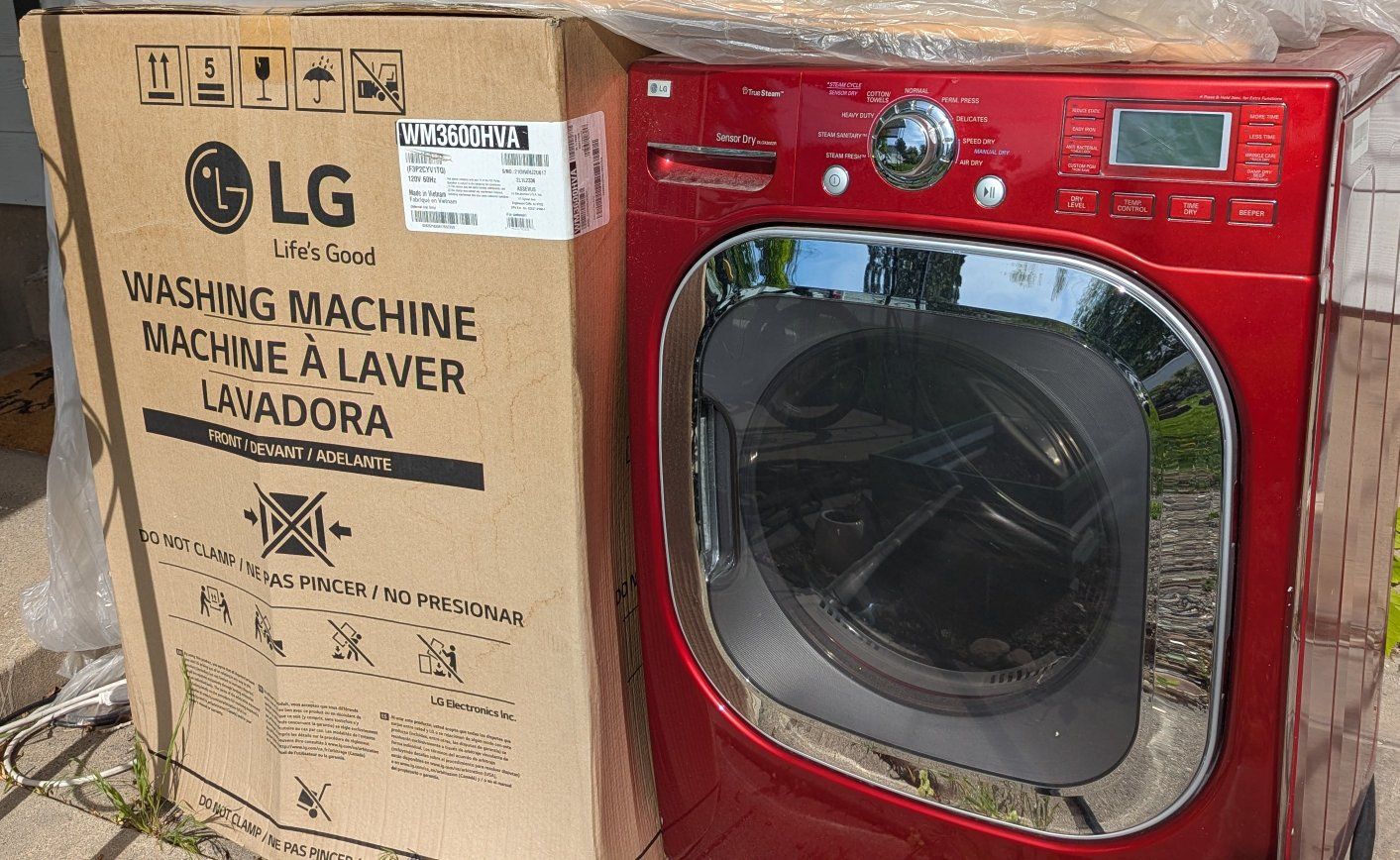 LG washer/dryer set, lightly used. *GAS* dryer