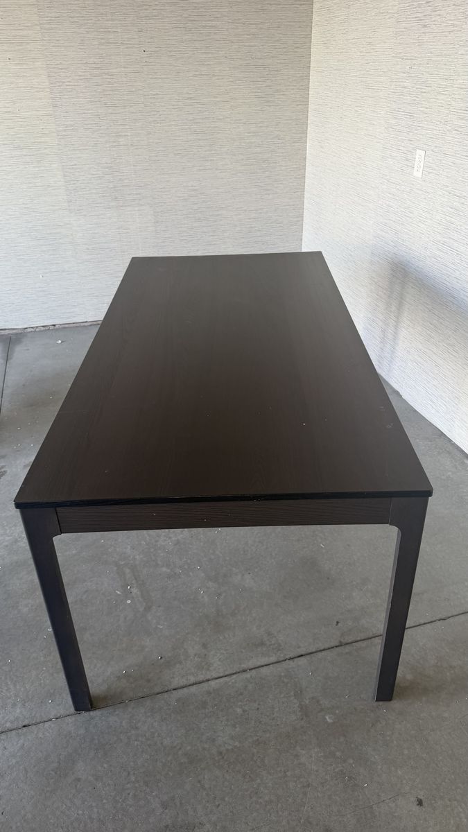 Extendable dinner table