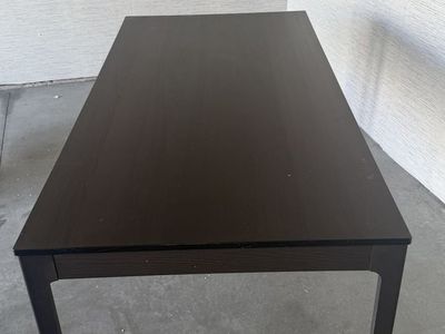 Extendable dinner table