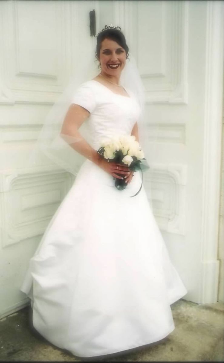 Beautiful wedding dress size 13
