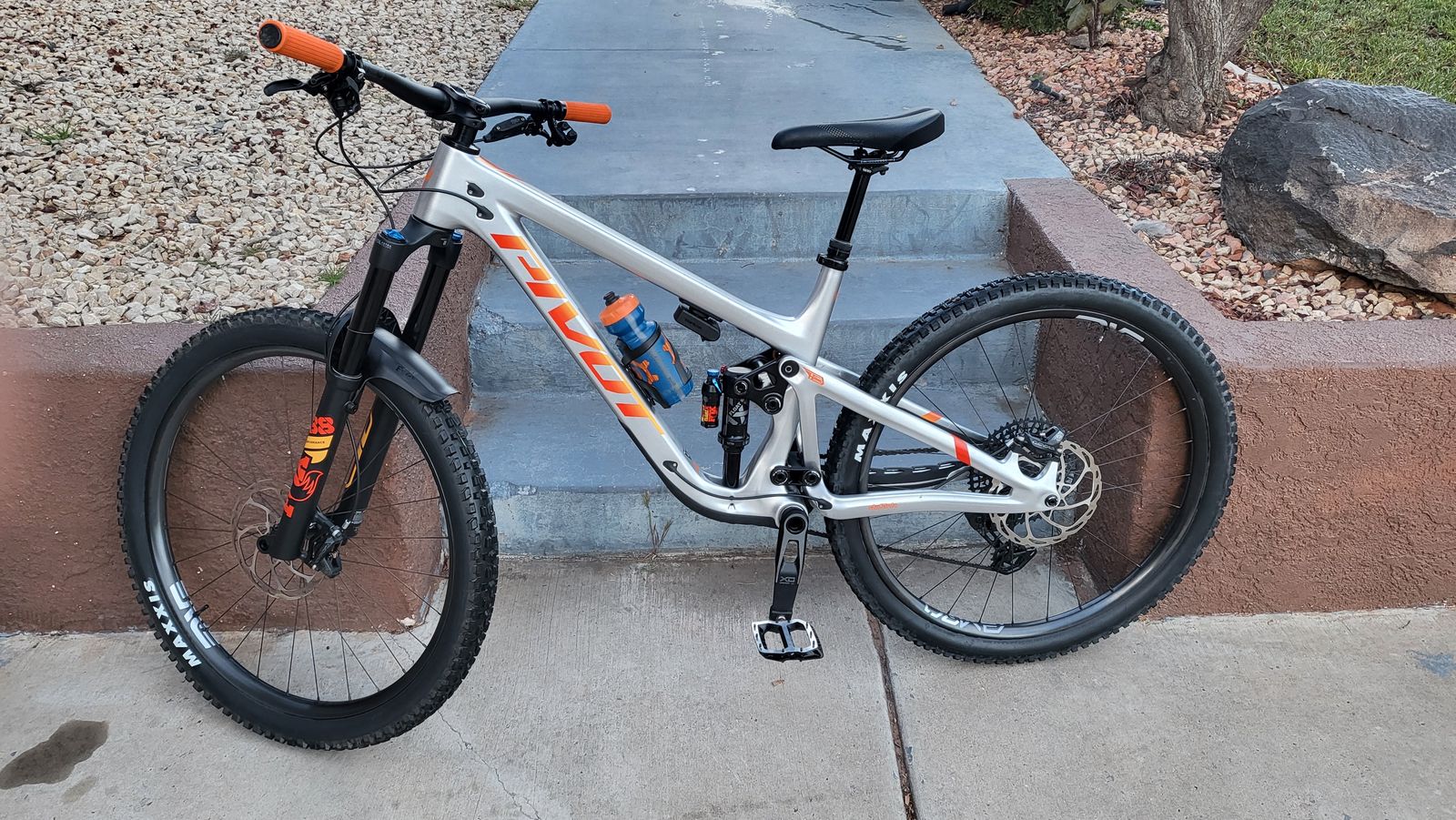 2025 Pivot Firebird carbon frame and rims XO transmission wireless.