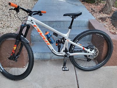 2025 Pivot Firebird carbon frame and rims XO transmission wireless.