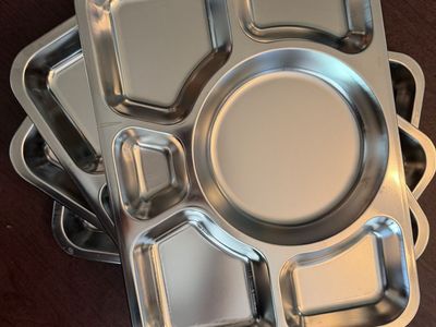 4x Stainless steel meal trays