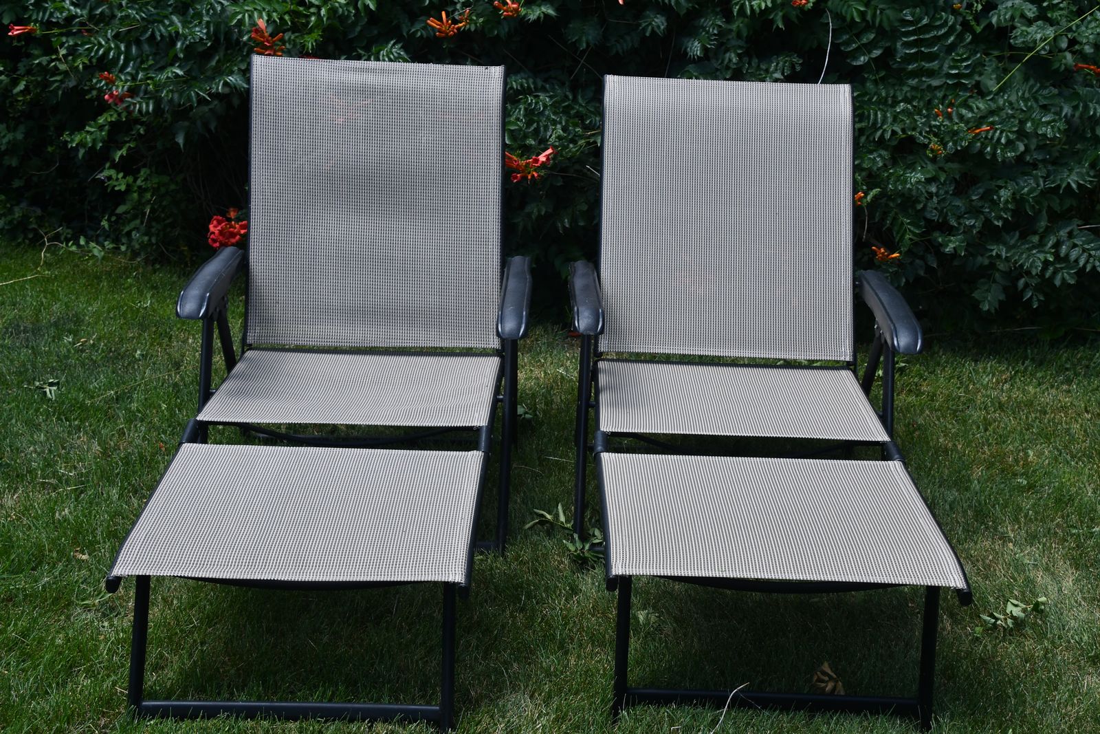 2 METAL LOUNGE CHAIRS ~ BLACK METAL ~ ADJUSTABLE ~ ARMS ~ CLEAN ~ COMFORTABLE ~ FOLDS EASILY for STORAGE