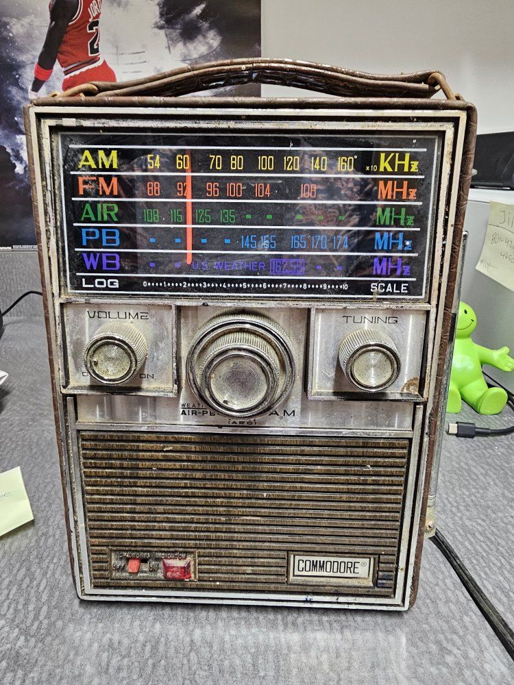 Vintage Commodore AM/FM/Air/PB/WB Log Scale Radio - Brown Faux Alligator Case, AC/DC Power