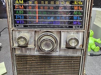 Vintage Commodore AM/FM/Air/PB/WB Log Scale Radio - Brown Faux Alligator Case, AC/DC Power