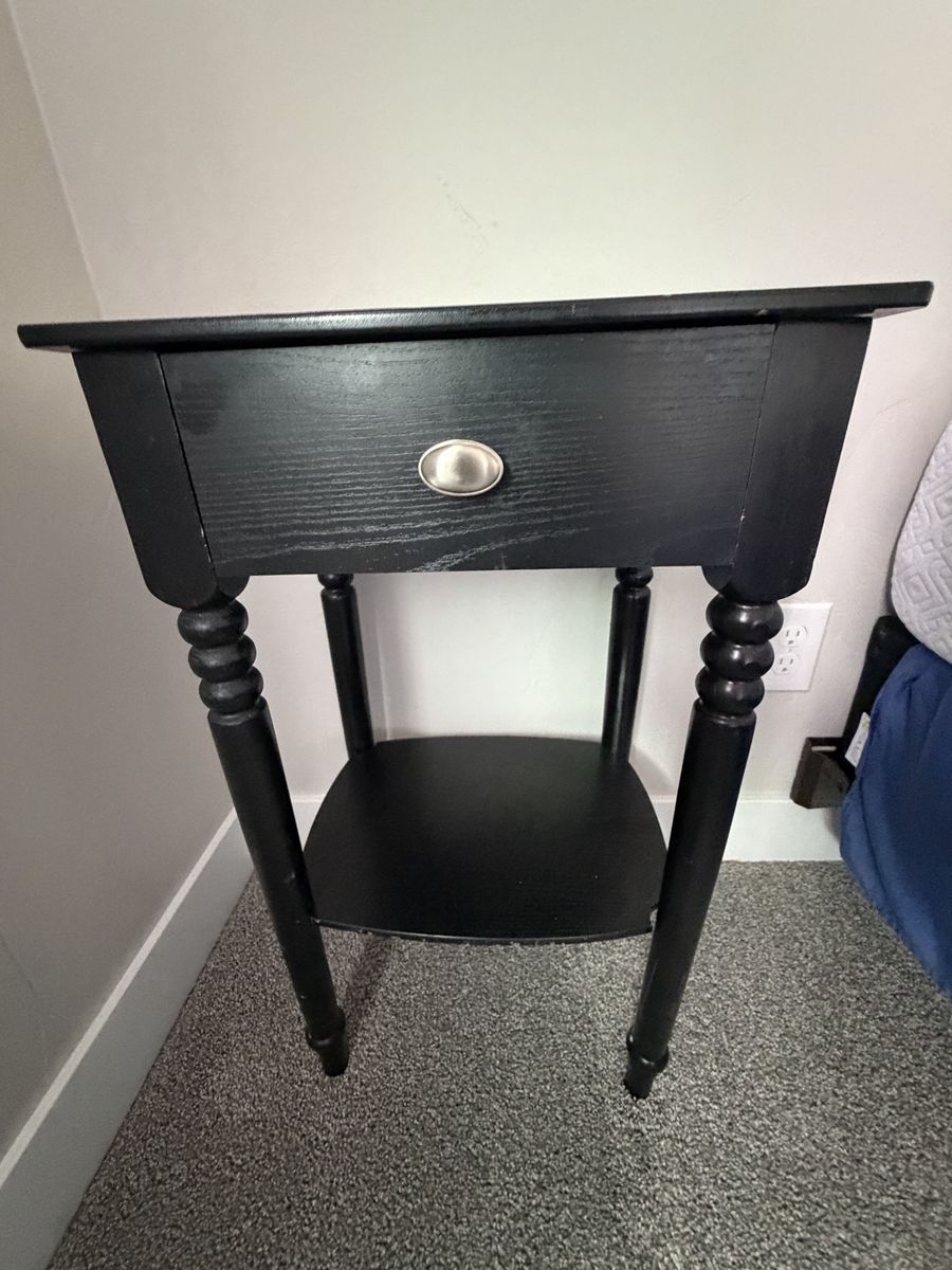 Queen bed & nightstands