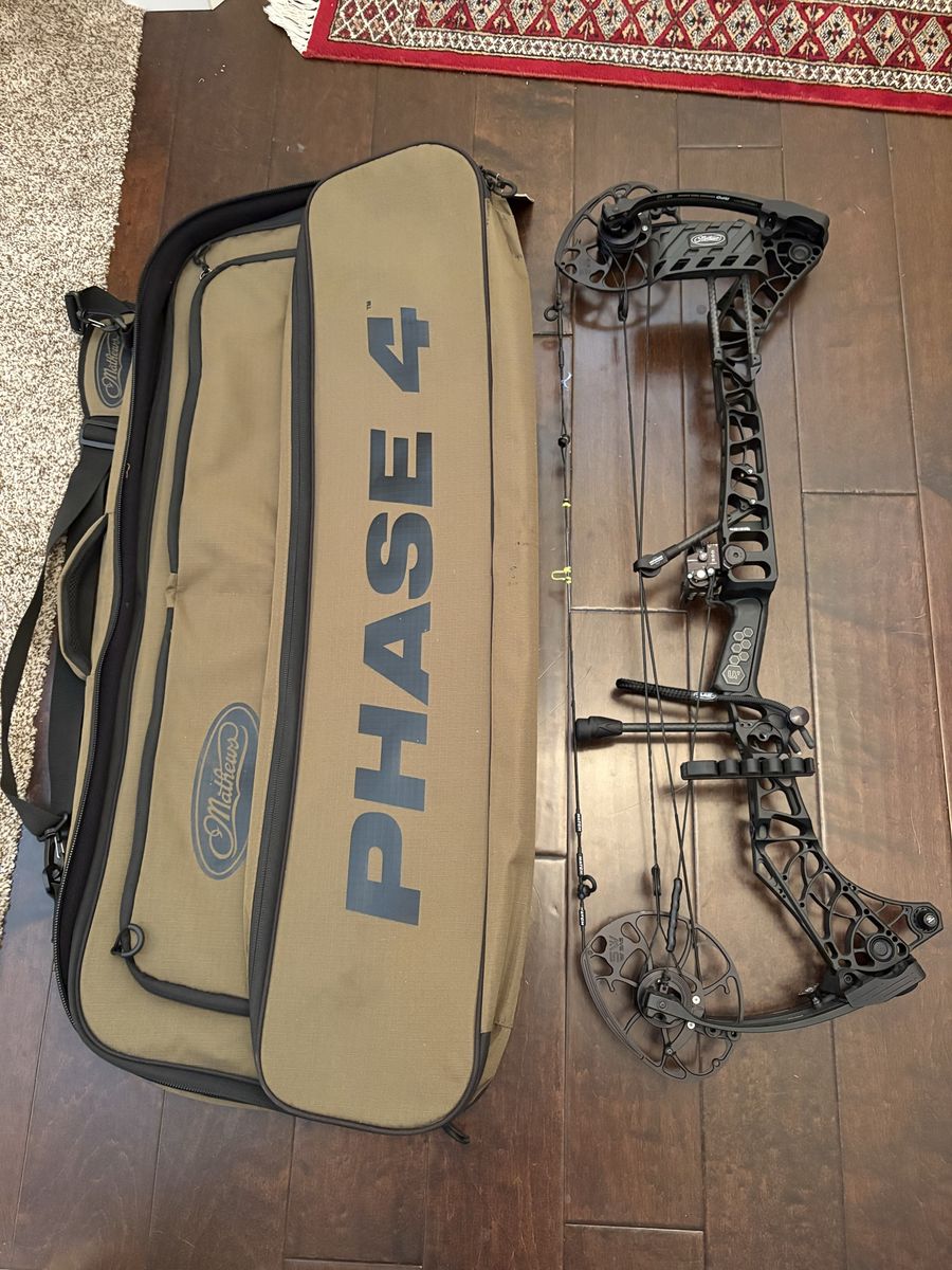 Mathews Phase 4 33 hunting bow