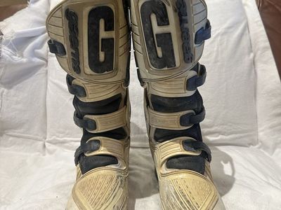 Gaerne SG10 men’s size 10 white with black trim motorcycle boots