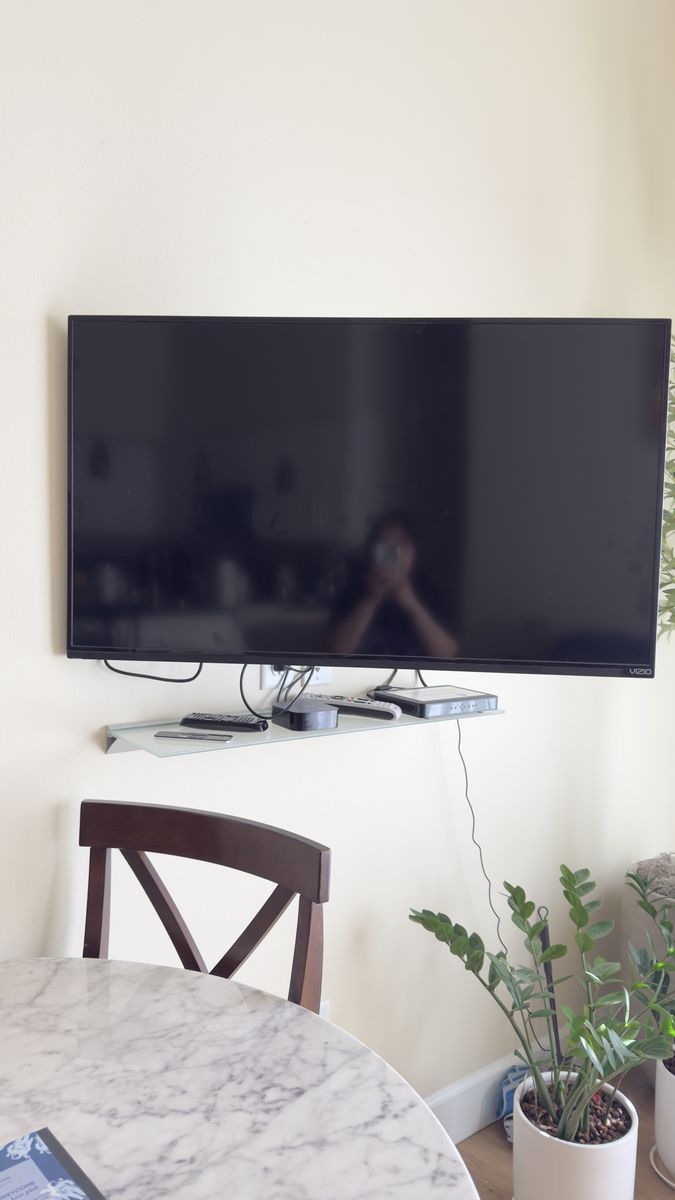 VIZIO E400i-B2 40-inch LED Smart TV with Wall Mount