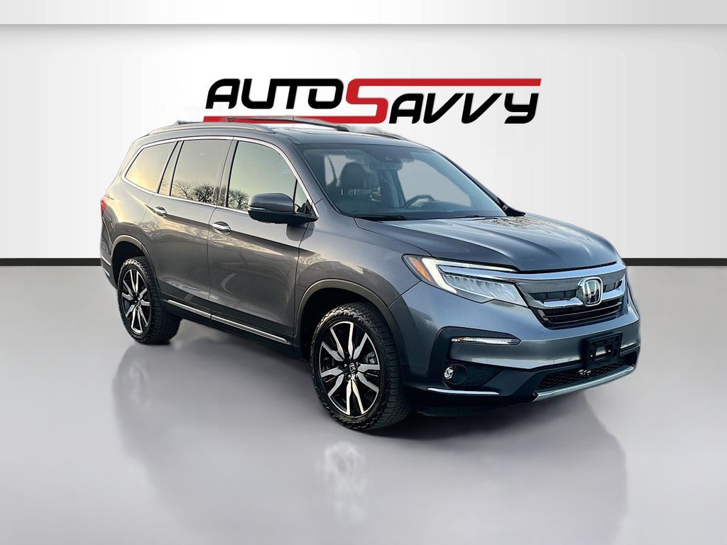 2022 Honda Pilot Touring w/Rear Captain's Chairs