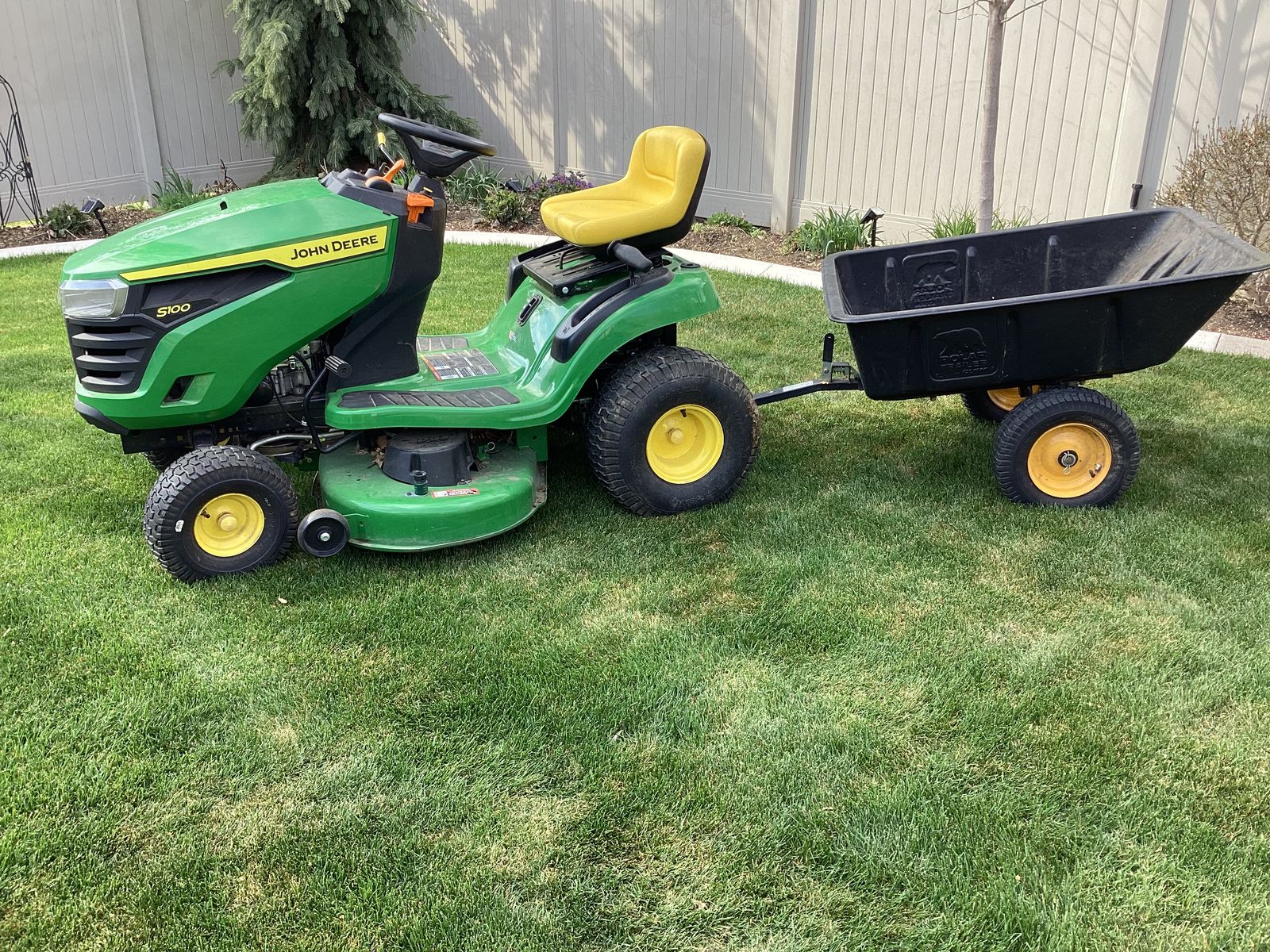 John Deere S100 Series Riding Lawn Mowet