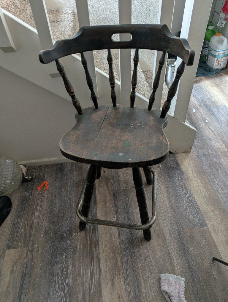 Swiveling Captains Chair