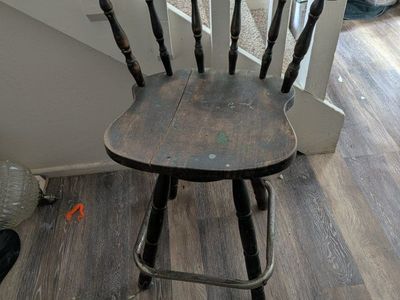 Swiveling Captains Chair