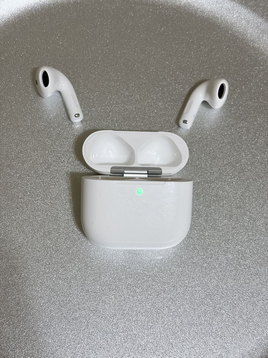 •• Airpods 4 w/anc  Apple Care + Mint! ••