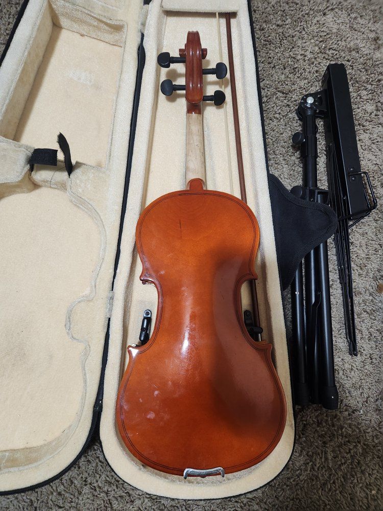 3/4 student violin with case and stand