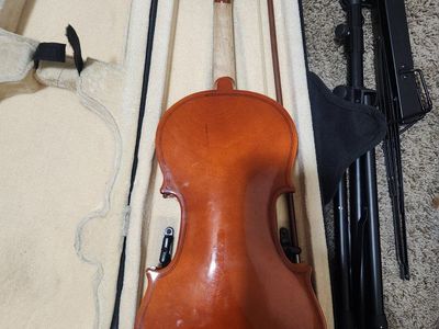 3/4 student violin with case and stand