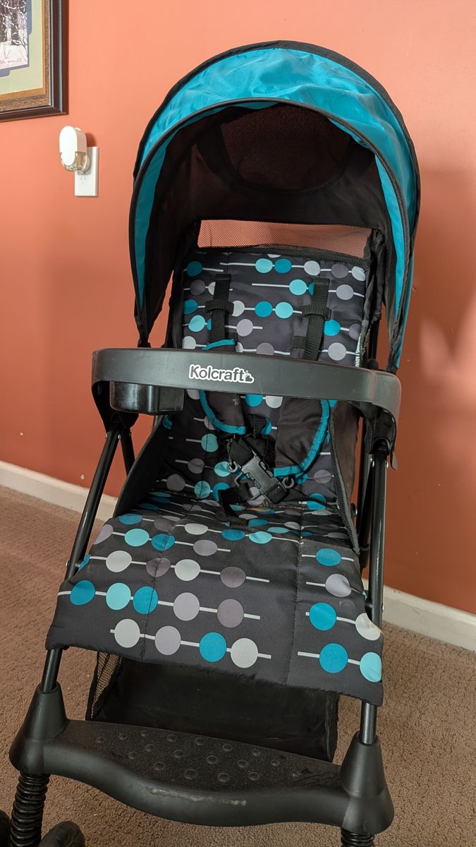 Kolcraft Cloud Plus lightweight folding stroller