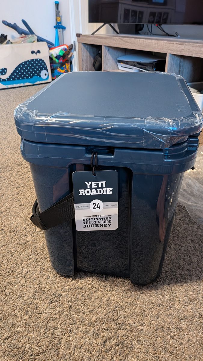 Yeti Roadie 24 Cooler - Navy Blue